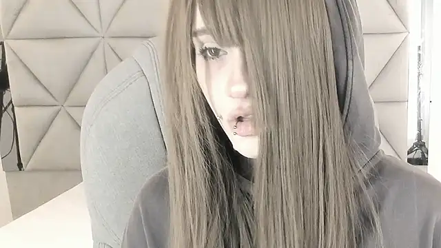 Snapshot of celestica_rose chatting on 04/15/26, 10:10 celestica rose online show from 04/15/26, 10:10