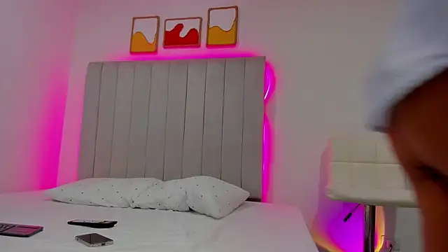 Snapshot of amy_robertz chatting on 11/28/25, 03:20 amy robertz online show from 11/28/25, 03:20