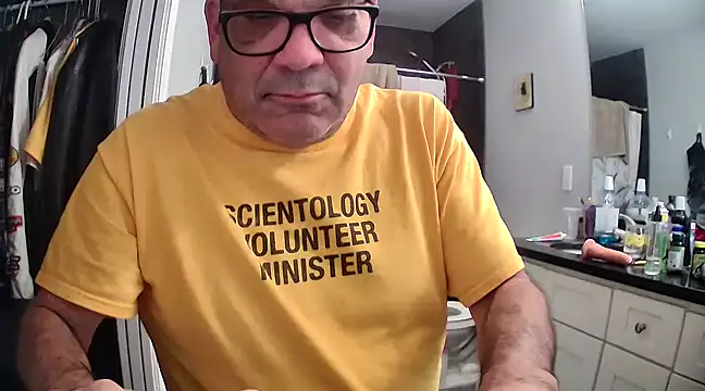 Snapshot of lou63ponce chatting on 12/17/24, 10:11 lou63ponce online show from 12/17/24, 10:11