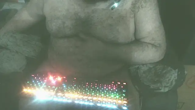 Snapshot of hairyhulk chatting on 12/14/25, 04:07 hairyhulk online show from 12/14/25, 04:07