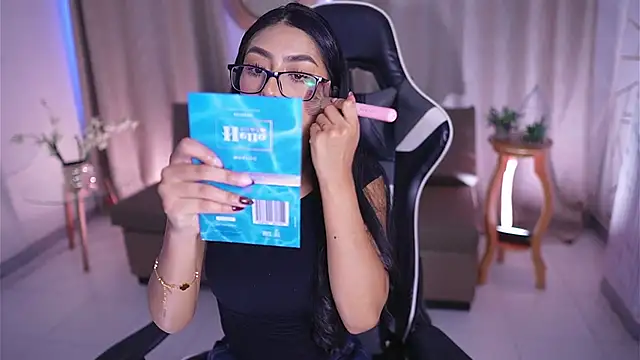 Snapshot of Sara_albrecht chatting on 02/21/25, 12:50 Sara albrecht online show from 02/21/25, 12:50