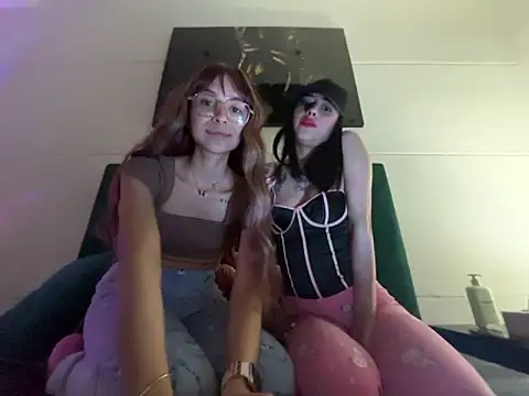 Snapshot of Tifannys chatting on 03/04/25, 01:23 Tifannys online show from 03/04/25, 01:23