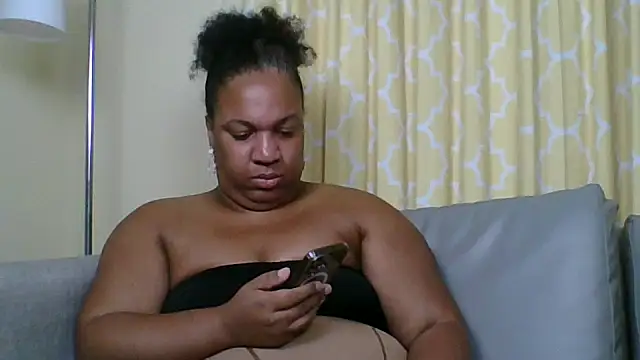 Snapshot of Badgirlbrittt chatting on 10/08/25, 12:52 Badgirlbrittt online show from 10/08/25, 12:52