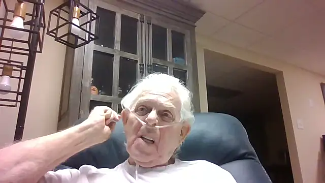Snapshot of bootlegmanz chatting on 04/28/26, 06:13 bootlegmanz online show from 04/28/26, 06:13