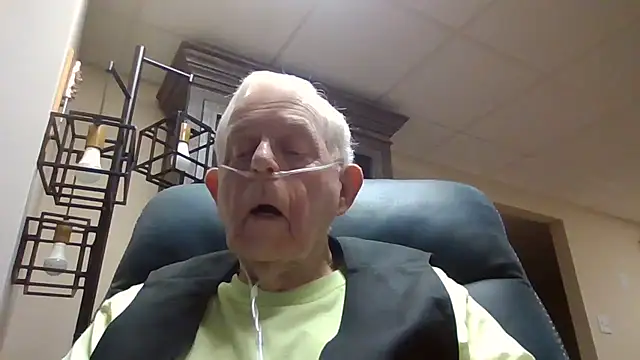 Snapshot of bootlegmanz chatting on 05/15/26, 02:24 bootlegmanz online show from 05/15/26, 02:24