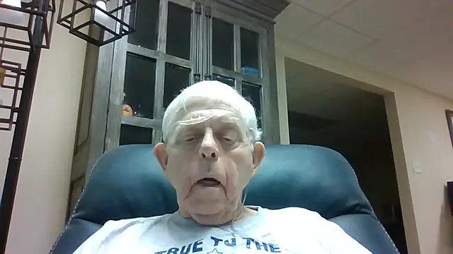 Snapshot of bootlegmanz chatting on 05/25/26, 03:40 bootlegmanz online show from 05/25/26, 03:40