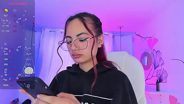 Snapshot of sophiecherry_ chatting on 12/16/24, 09:52 sophiecherry online show from 12/16/24, 09:52