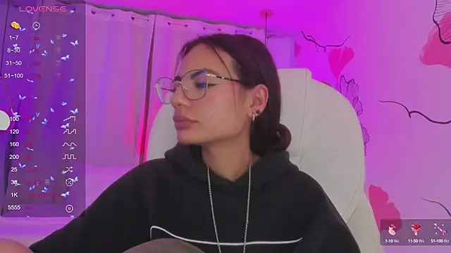 Snapshot of sophiecherry_ chatting on 12/21/24, 12:20 sophiecherry online show from 12/21/24, 12:20