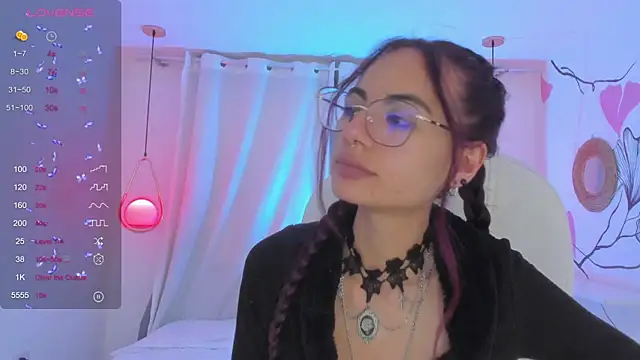 Snapshot of sophiecherry_ chatting on 12/23/24, 10:33 sophiecherry online show from 12/23/24, 10:33