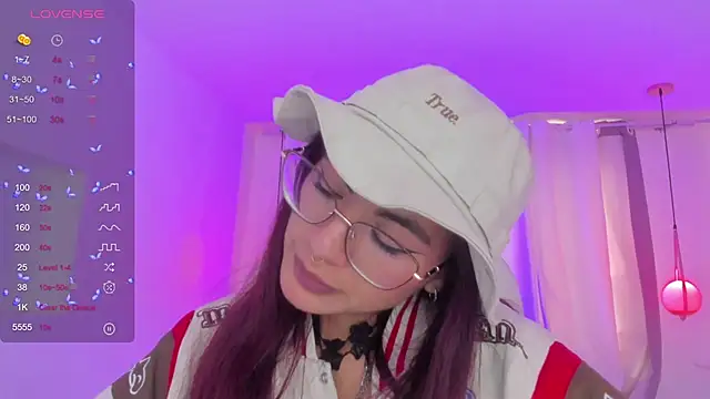 Snapshot of sophiecherry_ chatting on 12/28/24, 09:08 sophiecherry online show from 12/28/24, 09:08