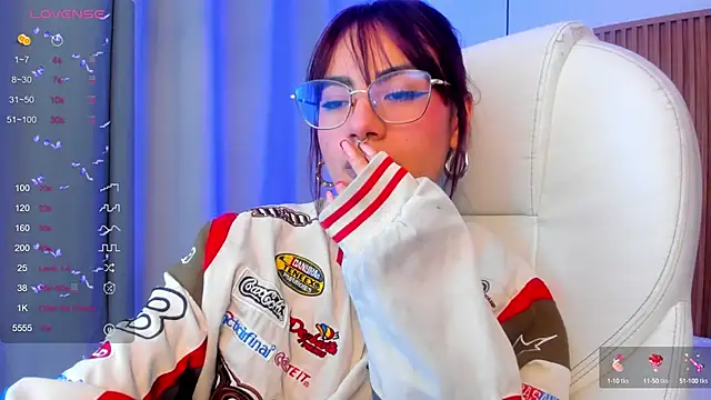 Snapshot of sophiecherry_ chatting on 09/29/25, 05:23 sophiecherry online show from 09/29/25, 05:23