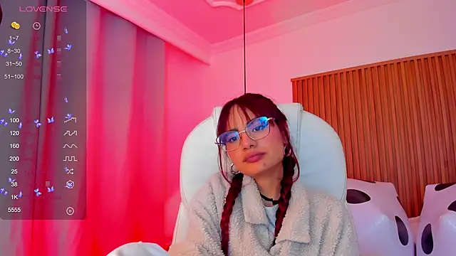 Snapshot of sophiecherry_ chatting on 10/03/25, 01:46 sophiecherry online show from 10/03/25, 01:46