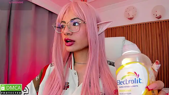 Snapshot of sophiecherry_ chatting on 10/19/25, 05:41 sophiecherry online show from 10/19/25, 05:41