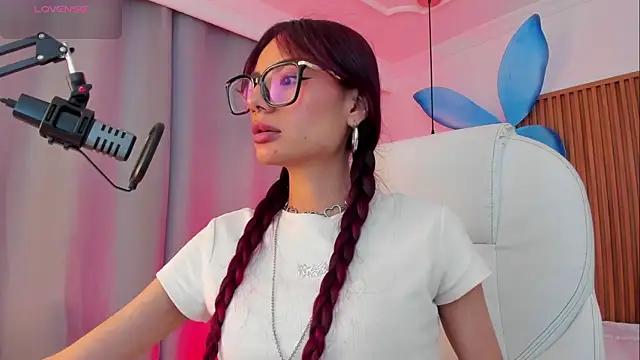 Snapshot of sophiecherry_ chatting on 11/03/25, 10:10 sophiecherry online show from 11/03/25, 10:10