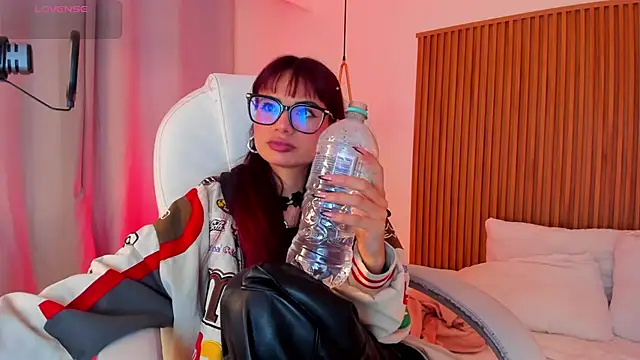 Snapshot of sophiecherry_ chatting on 11/15/25, 08:27 sophiecherry online show from 11/15/25, 08:27