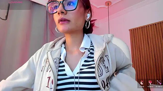 Snapshot of sophiecherry_ chatting on 11/21/25, 08:40 sophiecherry online show from 11/21/25, 08:40