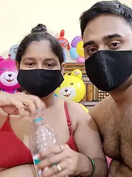 Snapshot of IND_COUPLE1 chatting on 02/27/25, 04:43 IND COUPLE1 online show from 02/27/25, 04:43