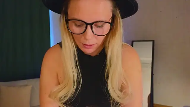 Snapshot of Charming_Daphny chatting on 12/10/24, 07:47 Charming Daphny online show from 12/10/24, 07:47