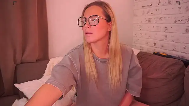 Snapshot of Charming_Daphny chatting on 03/18/25, 04:04 Charming Daphny online show from 03/18/25, 04:04