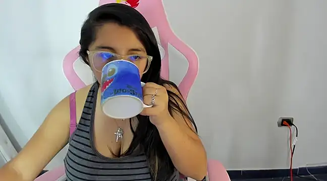 Snapshot of _Angelinaandrade_ chatting on 02/05/25, 08:04  Angelinaandrade  online show from 02/05/25, 08:04