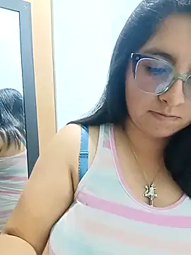 Snapshot of _Angelinaandrade_ chatting on 10/30/25, 01:18  Angelinaandrade  online show from 10/30/25, 01:18