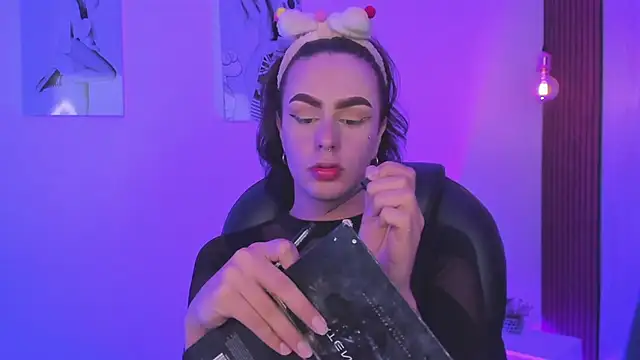 miah connor online show from 11/18/25, 07:40