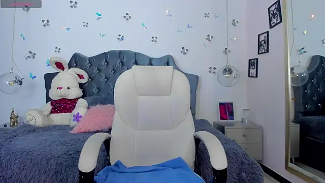 Snapshot of _Antonnela_ chatting on 12/11/24, 02:22  Antonnela  online show from 12/11/24, 02:22