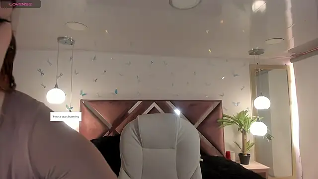 Snapshot of _Antonnela_ chatting on 10/20/25, 02:06  Antonnela  online show from 10/20/25, 02:06