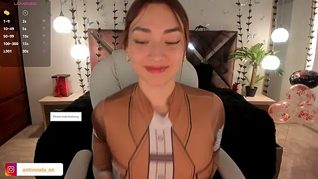 Snapshot of _Antonnela_ chatting on 10/21/25, 02:29  Antonnela  online show from 10/21/25, 02:29