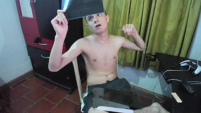 Snapshot of Waturox chatting on 04/07/26, 10:31 Waturox online show from 04/07/26, 10:31