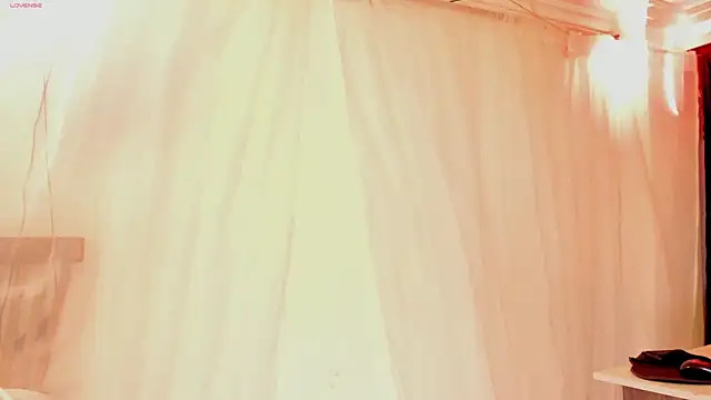 Snapshot of MiaKnox chatting on 06/19/26, 12:15 MiaKnox online show from 06/19/26, 12:15