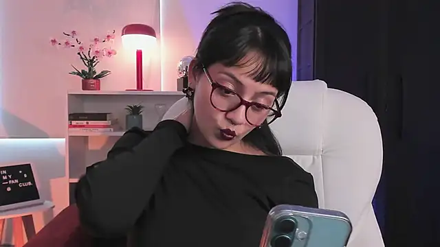 Snapshot of nahiapaws chatting on 04/10/26, 06:23 nahiapaws online show from 04/10/26, 06:23