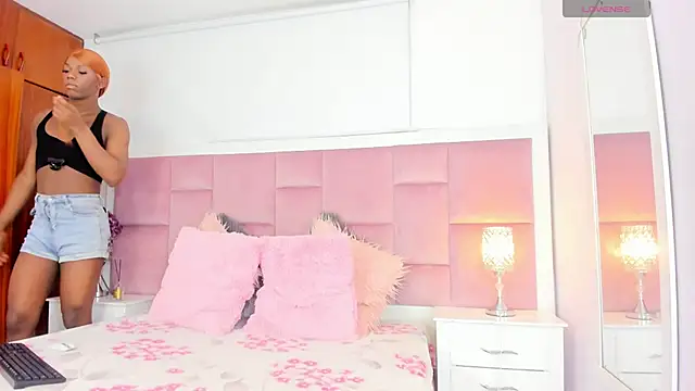 Snapshot of DaphneLloyd chatting on 12/09/24, 08:01 DaphneLloyd online show from 12/09/24, 08:01