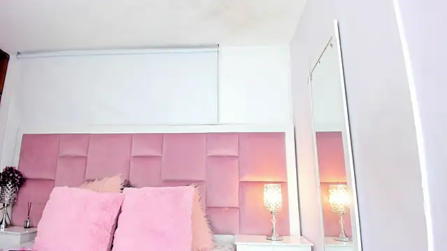 Snapshot of DaphneLloyd chatting on 12/19/24, 08:44 DaphneLloyd online show from 12/19/24, 08:44