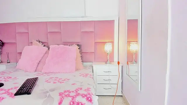 Snapshot of DaphneLloyd chatting on 12/26/24, 08:32 DaphneLloyd online show from 12/26/24, 08:32