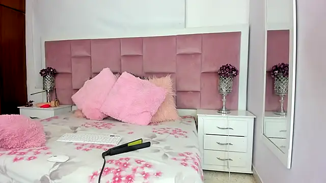 Snapshot of DaphneLloyd chatting on 01/10/25, 07:43 DaphneLloyd online show from 01/10/25, 07:43