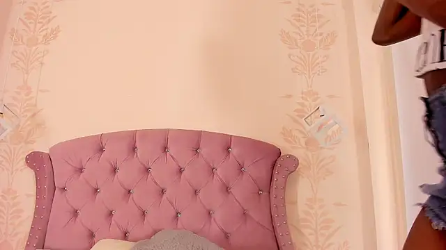 Snapshot of DaphneLloyd chatting on 09/29/25, 08:02 DaphneLloyd online show from 09/29/25, 08:02