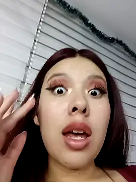 Snapshot of MarielQueenx chatting on 12/08/24, 06:43 MarielQueenx online show from 12/08/24, 06:43