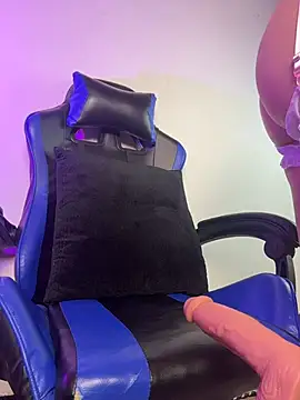 Snapshot of MarielQueenx chatting on 12/23/25, 04:54 MarielQueenx online show from 12/23/25, 04:54