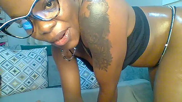 Snapshot of Petite_254 chatting on 06/30/26, 01:50 Petite 254 online show from 06/30/26, 01:50