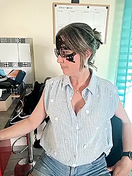 Snapshot of Rose_Libertine chatting on 04/20/26, 04:43 Rose Libertine online show from 04/20/26, 04:43