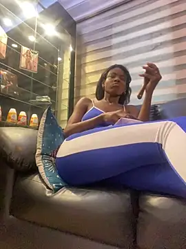 Snapshot of adaraSmiith chatting on 12/17/24, 11:17 adaraSmiith online show from 12/17/24, 11:17