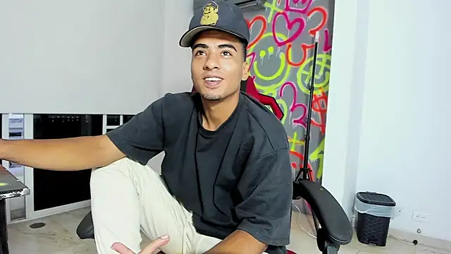 Snapshot of ANGEL_NICOLAS chatting on 12/20/25, 11:01 ANGEL NICOLAS online show from 12/20/25, 11:01