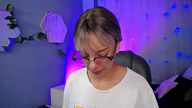 Snapshot of peyton_golden1 chatting on 10/30/25, 03:08 peyton golden1 online show from 10/30/25, 03:08