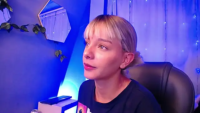 Snapshot of peyton_golden1 chatting on 11/11/25, 03:28 peyton golden1 online show from 11/11/25, 03:28