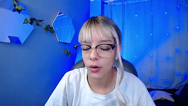 Snapshot of peyton_golden1 chatting on 11/12/25, 03:29 peyton golden1 online show from 11/12/25, 03:29