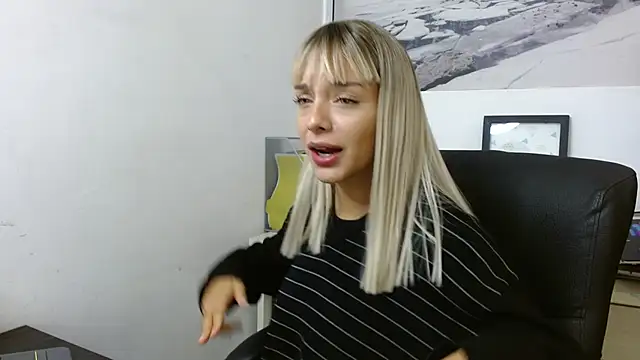 Snapshot of peyton_golden1 chatting on 11/21/25, 04:00 peyton golden1 online show from 11/21/25, 04:00