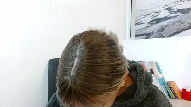 Snapshot of peyton_golden1 chatting on 11/22/25, 03:27 peyton golden1 online show from 11/22/25, 03:27