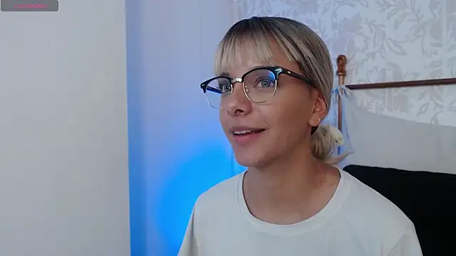 Snapshot of peyton_golden1 chatting on 11/23/25, 04:45 peyton golden1 online show from 11/23/25, 04:45