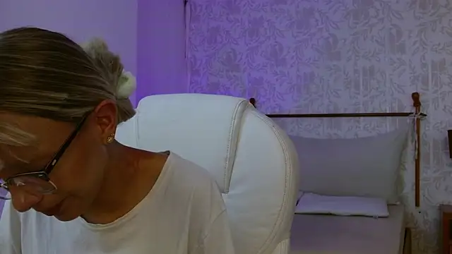 Snapshot of peyton_golden1 chatting on 11/30/25, 03:43 peyton golden1 online show from 11/30/25, 03:43